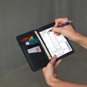 Funda para Chequera de Cuero Liso Grabada con Láser, Fundas para Chequera de Cuero Genuino con 2 Bolsillos, Porta Cheques Impermeable de Fábrica - Product Image 1