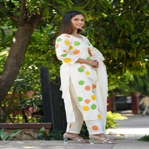 Conjunto de Kurta Tradicional de Algodón Elegante para Mujer NIYANI, Bordado con Estampados de Puntos Multicolores, Dupatta Suave para el Verano, Estilo Étnico - Product Image 4