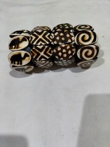 Bracelet en résine fait main avec des perles rondes à motifs animaliers, souvenir d'Inde par Arif Handicrafts. - Product Image 1
