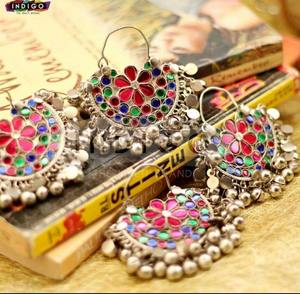 Boucles d'oreilles tribales afghanes Kuchi uniques avec plaques hexagonales en argent, pendentifs délicats à maillons de chaîne et breloques de pièces de monnaie traditionnelles - Product Image 3