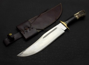 Cuchillo Bowie hecho a mano en acero al carbono de alto brillo con mango de cuerno y funda de cuero. - Product Image 5
