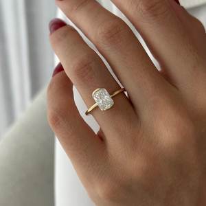 Bague de fiançailles minimaliste moderne en or jaune 18 carats avec diamant de laboratoire allongé de 2 carats, taille coussin, demi-sertissage, certifiée IGI - Product Image 1