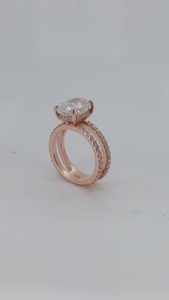Bague de fiançailles en diamant taille émeraude, alliance en or rose avec diamants latéraux, certifiée GIA, style classique pour femme - Product Image 6