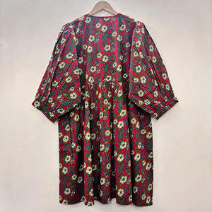 เดรสสั้นคอวี แขนสามส่วน ผ้าฝ้ายพิมพ์ลายดอกไม้แบบแฮนด์บล็อก เป็นมิตรต่อสิ่งแวดล้อม แต่งระบายชายกระโปรงด้วยลูกไม้ทำมือ สไตล์ไครา ชิโนเซอรี สำหรับโอกาสพิเศษ - Product Image 4