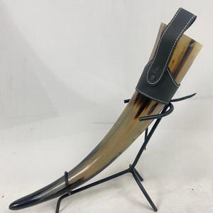 Corne à boire Viking authentique, personnalisable avec logo, de qualité alimentaire, fabriquée à la main en corne de bœuf naturelle, avec porte-ceinture en cuir. - Product Image 1