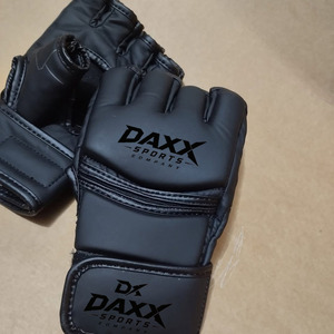 Guantes de MMA Ligeros y Personalizables de Daxx Sports Company, Medios Dedos, Cuero PU, Cierre de Gancho y Bucle, en Caja, Unisex, Equipo de Entrenamiento de Artes Marciales - Product Image 1