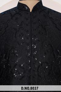 Sherwani Indo-Occidental Negro con Cuentas Hechas a Mano, Ropa Formal para Hombre con Bordado Floral en Tonos Similares y Delicados Detalles de Cuentas de Vidrio - Product Image 5