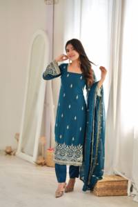 Ensemble prêt-à-porter entièrement cousu avec haut en faux georgette orné de perles de créateur, de sequins et de détails en fil, avec bas et dupatta. - Product Image 3