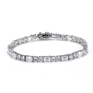 Bracelet tennis de luxe en diamants de laboratoire taille émeraude alternée, en argent sterling 925, or 10K 14K 18K, certifié IGI, à quatre griffes - Product Image 4