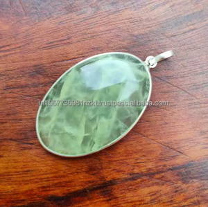 Colgante bohemio de Prehnita, colgante de piedra triangular de piedras preciosas naturales, colgante de piedra verde con forma de amantes para regalos, plata esterlina - Product Image 1