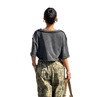 Camiseta de mujer con diseño personalizado, 100% algodón, estilo vintage lavado, corte holgado, manga corta, cuello en V, top corto con efecto acid wash.