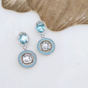 Pendientes de ópalo chapados en rodio para mujer con incrustaciones rosas y piedras redondas de corte brillante - Product Image 2