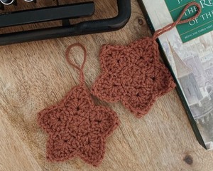 Anneau de serviette en crochet étoile neutre pour les fêtes, décoration artisanale en terre cuite, accessoire de table rustique bohème pour mariage et Noël - Product Image 1