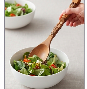 Juego de cuchara y tenedor de madera hechos a mano con mangos tallados tradicionales, cubiertos ecológicos para uso en camping. - Product Image 3