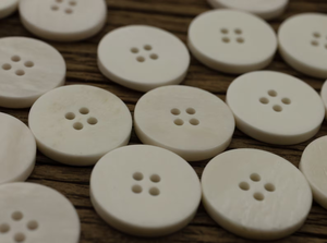 Botones de Hueso de Búfalo Naturales y Ecológicos, Hechos a Mano, Diseño Plano de 4 Agujeros, Tamaños de 11.5mm-25mm, para Regalos Empresariales - Product Image 2