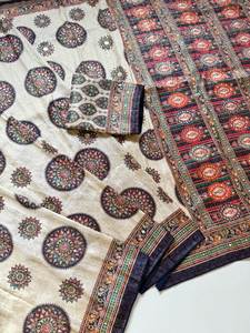 Sari de Seda Dola Suave de Diseño con Estampado Digital, Bordado Completo con Espejos y Tejido Jacquard - Product Image 3