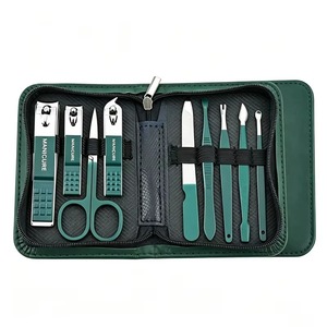 Kit professionnel de soins des ongles 9 pièces en acier inoxydable, ensemble de manucure et pédicure, étui vert avec coupe-ongles, ciseaux et lime - Product Image 1