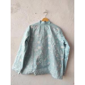 Chaqueta Suzani Azul Cielo Hecha a Mano con Bordado Floral Blanco, Prenda Exterior Bohemia de Algodón - Product Image 1