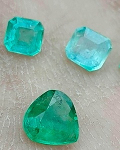 Piedras Preciosas Sueltas de Esmeralda Natural de Grado Joyería, Origen India, Verde Intenso, Corte Cojín Premium, Certificado IGI, Ligero - Product Image 1
