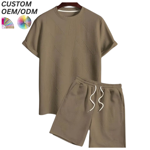 ชุดเสื้อยืดและกางเกงขาสั้นผ้าฝ้ายระบายอากาศสำหรับผู้ชาย สไตล์สตรีทแวร์ น้ำหนักเบา เหมาะสำหรับฤดูร้อน รับผลิตแบบ OEM ODM พร้อมสกรีนโลโก้ รองรับการขายส่ง - Product Image 1