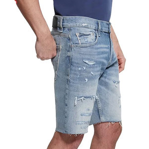 Shorts Bermuda en jean déchiré bleu clair pour homme, taille mi-haute, fermeture boutonnée, style vintage, infroissable, ourlet effiloché, détails usés - Product Image 3