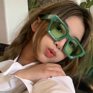 แว่นกันแดดทรงสี่เหลี่ยมกรอบหนาสไตล์เรโทรเรียบง่ายสำหรับสุภาพสตรี UV400 แว่นกันแดดทรงเว้าทันสมัยสำหรับถ่ายภาพขนาดเล็ก - Product Image 3