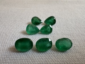 Lot de pierres précieuses naturelles d'émeraude zambienne de qualité supérieure, en forme de poire, ovales, facettées, vertes, pour la fabrication de bijoux fins et la vente en gros - Product Image 2