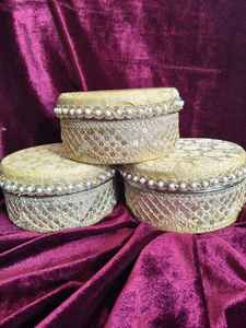 Boîte à Ladoo de Luxe en Acier Inoxydable Brocart avec Décoration de Perles – Boîte à Fruits Secs et Sucrés pour Cadeau de Mariage Indien (250g / 500g) - Product Image 4