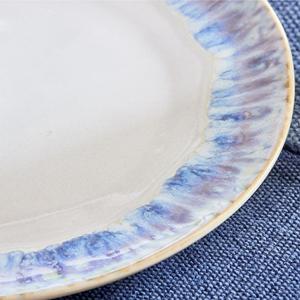 Assiette à dîner en céramique bleu irisé avec bordure, détails de glaçure artistique, forme ronde élégante, finition durable pour la salle à manger contemporaine - Product Image 2