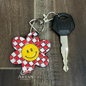 Porte-clés en cuir à carreaux motif Smiley tendance, collection Mars 2026, vente en gros, fait main, en cuir véritable, breloque de sac en forme de fleur - Product Image 1