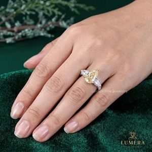 Anillo de Compromiso con Diamante Amarillo Cultivado en Laboratorio, Forma de Pera Grande, Piedras Laterales con Corte Pera Blanco, Diseño de Tres Piedras, Anillo de Oro de Dos Tonos - Product Image 3