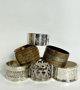 Porte-serviettes en métal classique, conçu pour la décoration de table traditionnelle et les accessoires intemporels - Product Image 3