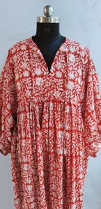 Vestido midi de algodón con estampado floral étnico rojo y blanco, cuello con lazo, manga corta abullonada, corte holgado, informal, para mujer. - Product Image 5