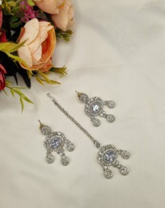 Parure de bijoux ethniques pour femme en plaqué rhodium avec collier, boucles d'oreilles et mangtika, ornée de pierres CZ taille ovale – Vente en gros - Product Image 5