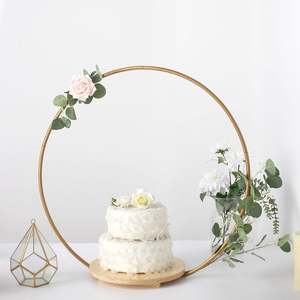 Support à gâteau en bois de forme ronde, fait main, base en cercle doré avec décor floral - Product Image 4