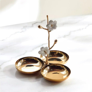 Ensemble de service à trois bols dorés avec centre en émail blanc motif floral, plat à noix divisé en métal, plateau de centre de table - Product Image 1