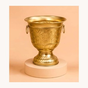Pot de fleurs décoratif moderne en métal couleur or, taille et forme personnalisées, luxueux, pour l'accentuation de la décoration intérieure et extérieure. - Product Image 1
