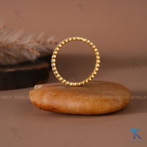 Bague d'éternité entièrement sertie de diamants ronds dans un or jaune massif 14 carats, empilable, minimaliste, pour femme, pour mariage ou anniversaire. - Product Image 4