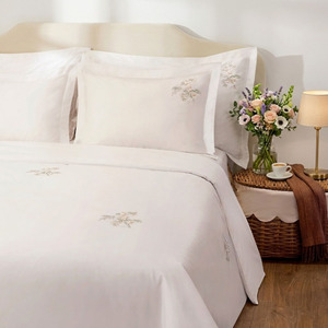 Juego de Funda de Edredón y Fundas de Almohada Quang Thanh con Bordado Personalizado de Flores Bonitas, Estilo Europeo-Americano, 250 Hilos, Hecho a Máquina - Product Image 1
