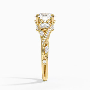Anillo de compromiso de diamantes de tres piedras con diseño de vid botánica - Product Image 2