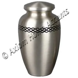 Urne en laiton gravée sur mesure pour commémorer les êtres chers avec un design intemporel par Axiom Home Accents, allure luxueuse - Product Image 3