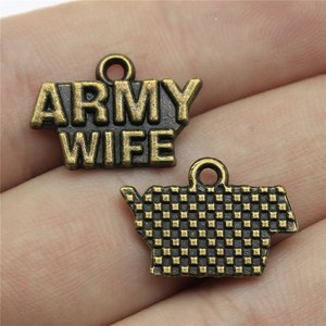 Colgante con letras 'Esposa del Ejército' 19x13mm de aleación de zinc en plata envejecida para llavero de esposa militar - Product Image 3