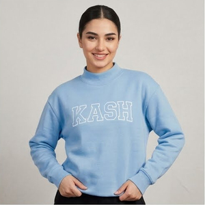 Sudadera de mujer Kash roja personalizada con etiqueta privada, apliques de guinga y bordados, de forro polar grueso y cuello alto simulado. - Product Image 2