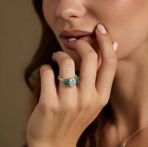 Anillo de Compromiso de Plata de Ley Chapado en Oro con Moissanita de Corte Ovalado y Piedras Laterales de Esmeralda de Laboratorio, Anillo de Lujo para Boda y Aniversario - Product Image 2