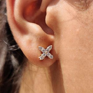 Boucles d'oreilles en forme de fleur avec diamants ronds de 0,52 carat cultivés en laboratoire, couleur E VS, en platine 950 et or jaune, faites à la main, bijou classique pour femme - Product Image 5