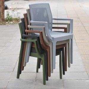 Chaise en plastique moulé carré à mailles, couleur marron, avec accoudoirs - Une chaise en plastique moderne pour une soirée en plein jardin - Product Image 3