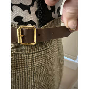 Jupe écossaise classique 100 % laine marron et beige pour femme, plissée à l'arrière avec boucle dorée - Product Image 3