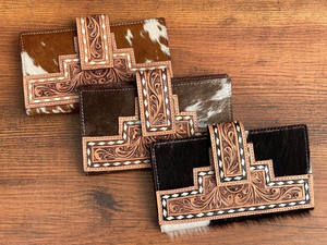 Vente en gros Long portefeuille à deux volets en cuir usiné à la main populaire pour les femmes Nouveau portefeuille de cartes de créateur Livraison rapide Pochettes en peau de vache - Product Image 4