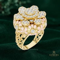 Bague florale ronde complexe avec diamants, sept grappes de fleurs superposées, détails en émail rose, bande en filigrane, bague vintage