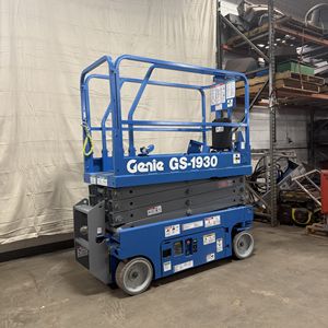 รถยกกรรไกรไฟฟ้า Genie GS-1930 จากโรงงานโดยตรง ระยะยก 10 เมตร ขับเคลื่อนด้วยน้ำมันเบนซิน สำหรับงานซ่อมบำรุงคลังสินค้าในร่ม แพลตฟอร์มยกอลูมิเนียม รับน้ำหนักได้ 1000 กก. - Product Image 4